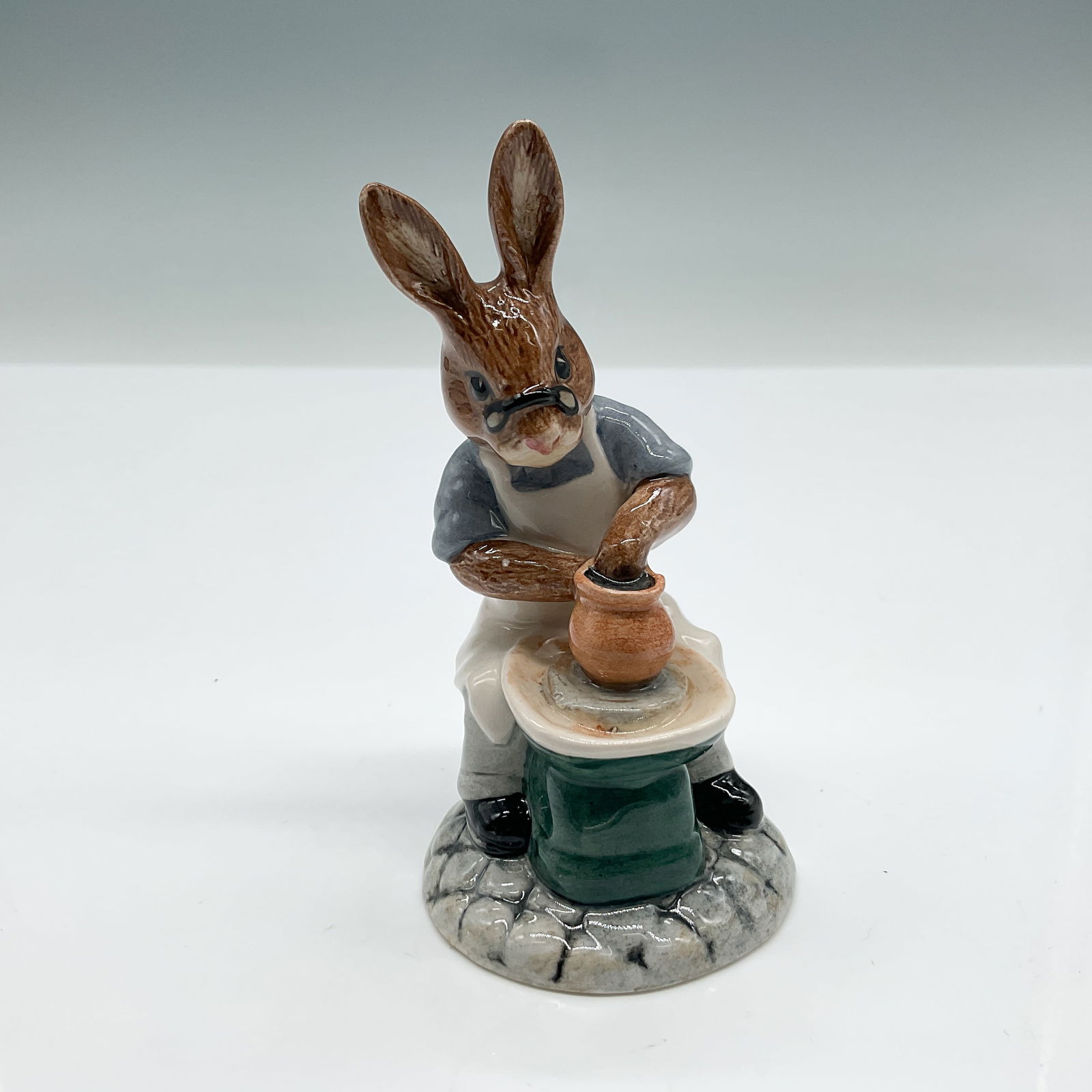 Royal Doulton Bunnykins Figurine, Master Potter DB131 (1 of 1)