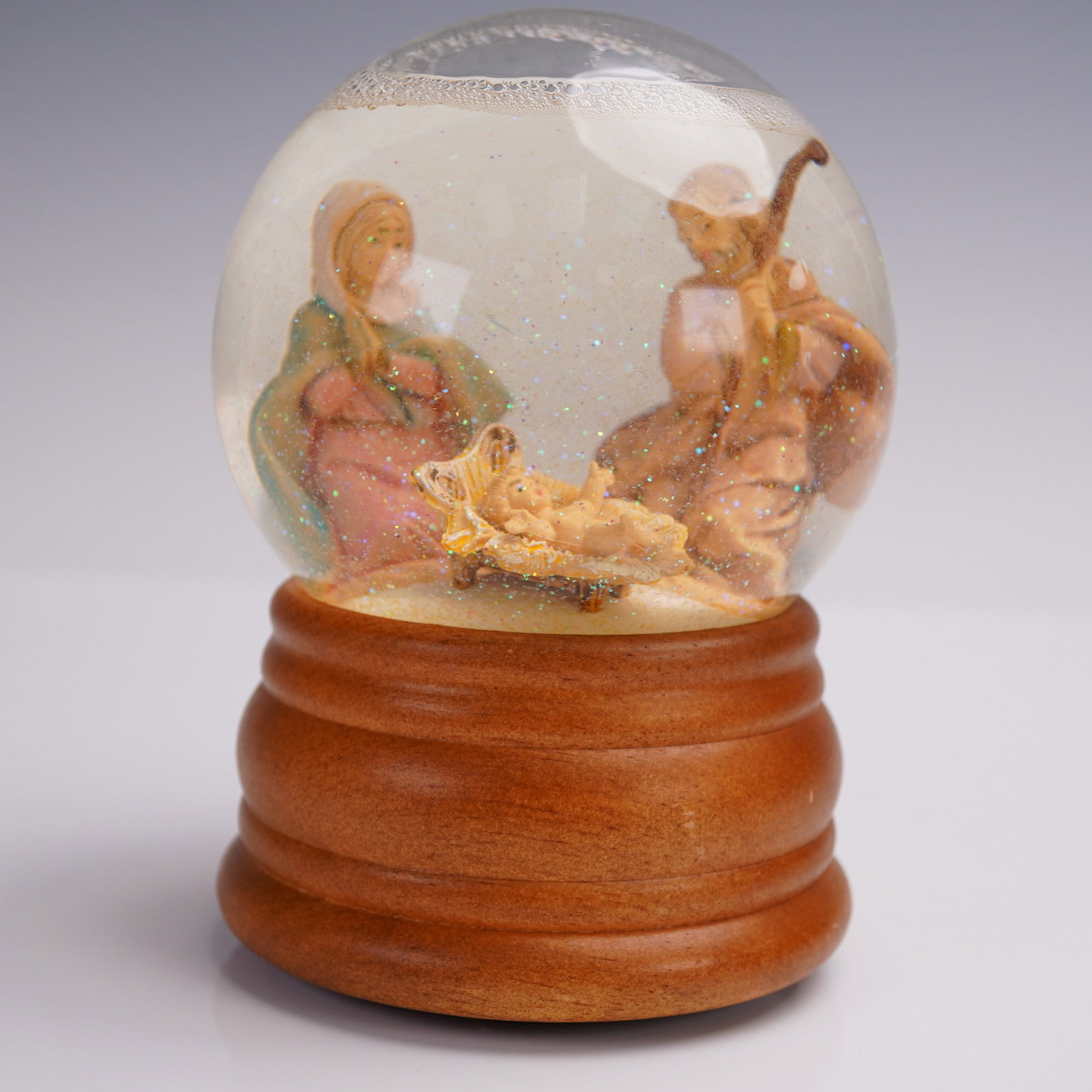 Vintage Fontanini Holy Family Nativity Snow Globe: Celebrate the timeless beauty of the Nativity with this exquisite vintage Fontanini Holy Family Snow Globe, produced by Roman Inc. in 1989. This elegant snow globe captures a serene depiction of Mary,
