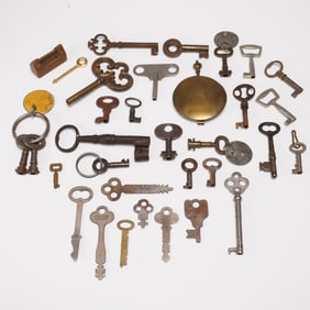 30pc Assorted Antique and Vintage Skeleton Key Lot with Clock Bob