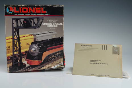 Lionel O/O27 Gauge Operating Single Signal Bridge, 6-12894: This Lionel operating single signal bridge (No. 6-12894) is designed for O and O27 gauge model train layouts. Produced by Lionel Trains, Inc. in 1995, the set is housed in the original packaging. The