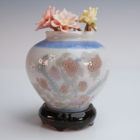 Lladro Porcelain Figurine, Little Vase with Flowers 01001221.3