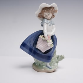 Lladro Porcelain Figurine Springtime Stroll No. 5222