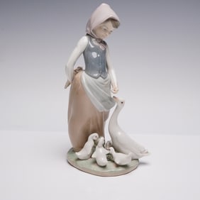 Lladro Porcelain Figurine, Feedtime 1001277