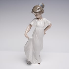 Nao by Lladro Figurine, How Pretty 1110