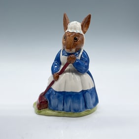 Royal Doulton Bunnykins Figurine, Mrs. Bunnykins DB86