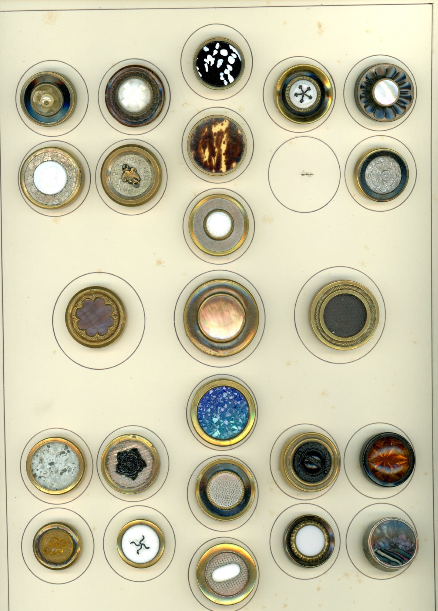 A card of Drum shaped buttons.: 24 Medium/Large 19th century assorted center examples. Here is an award winning card of Jose Romans for Drum shape buttons. The lot includes various glass centers including black glass. Issued: DIVISI