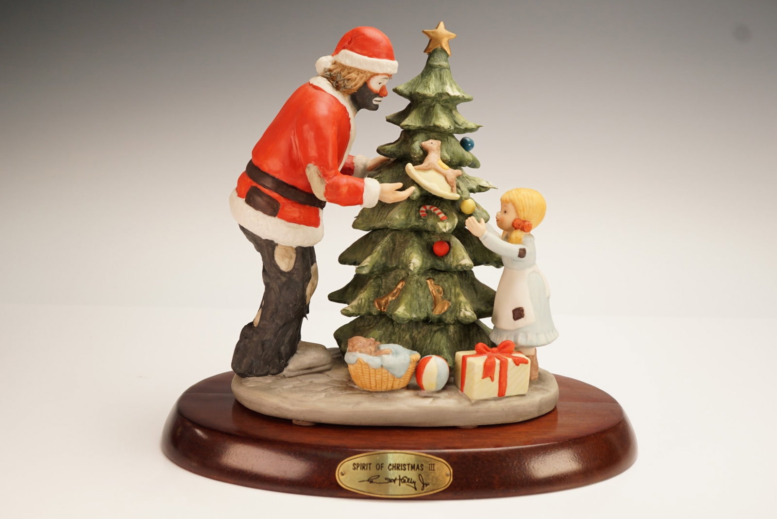 Flambro Emmett Kelly Jr. Figurine, Spirit of Christmas III 9823: This limited edition collectible was produced exclusively by Flambro and is individually numbered 1586 of 3500 on the underside. The sculpture features a detailed holiday scene with Emmett Kelly Jr. d