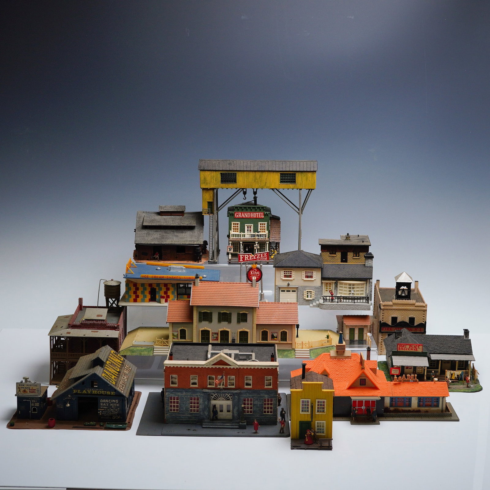 17pc Collection of Vintage Model Railway Buildings and Structures (1 of 10)