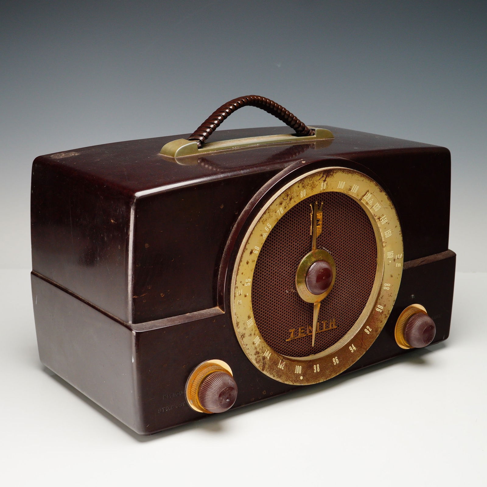 Mid-Century Zenith Model S-17787 Bakelite Tube Radio (1 of 8)