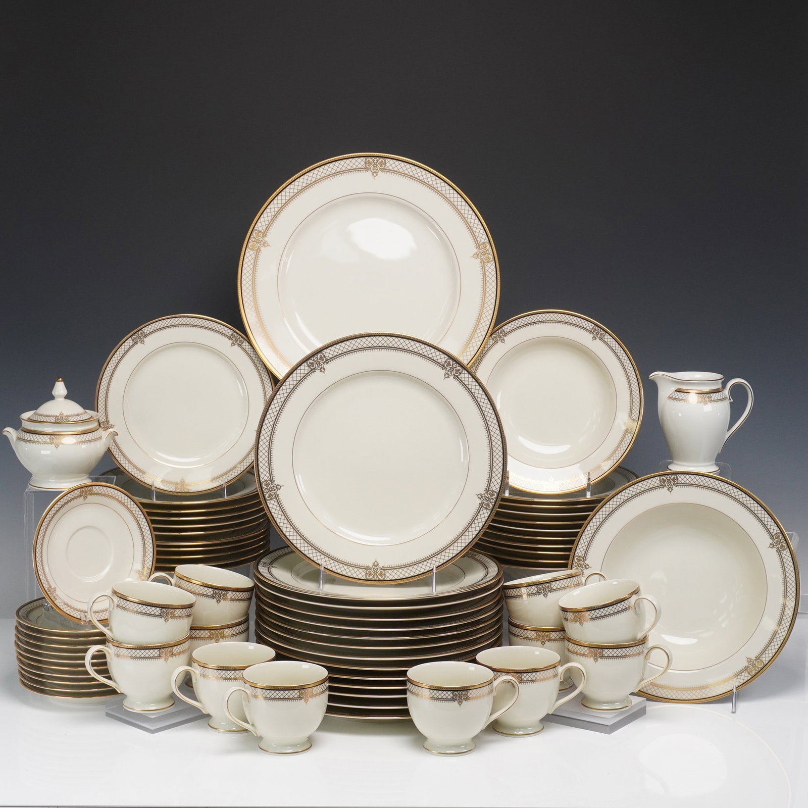 64pc Mikasa Fine China Dinnerware Set - Regal Court LAP13 (1 of 10)