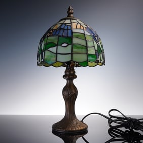 Tiffany-Style Stained Glass Table Lamp with Golfer Design