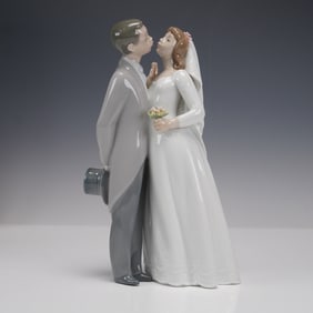 Lladro Porcelain Figurine, A Kiss to Remember 1006620