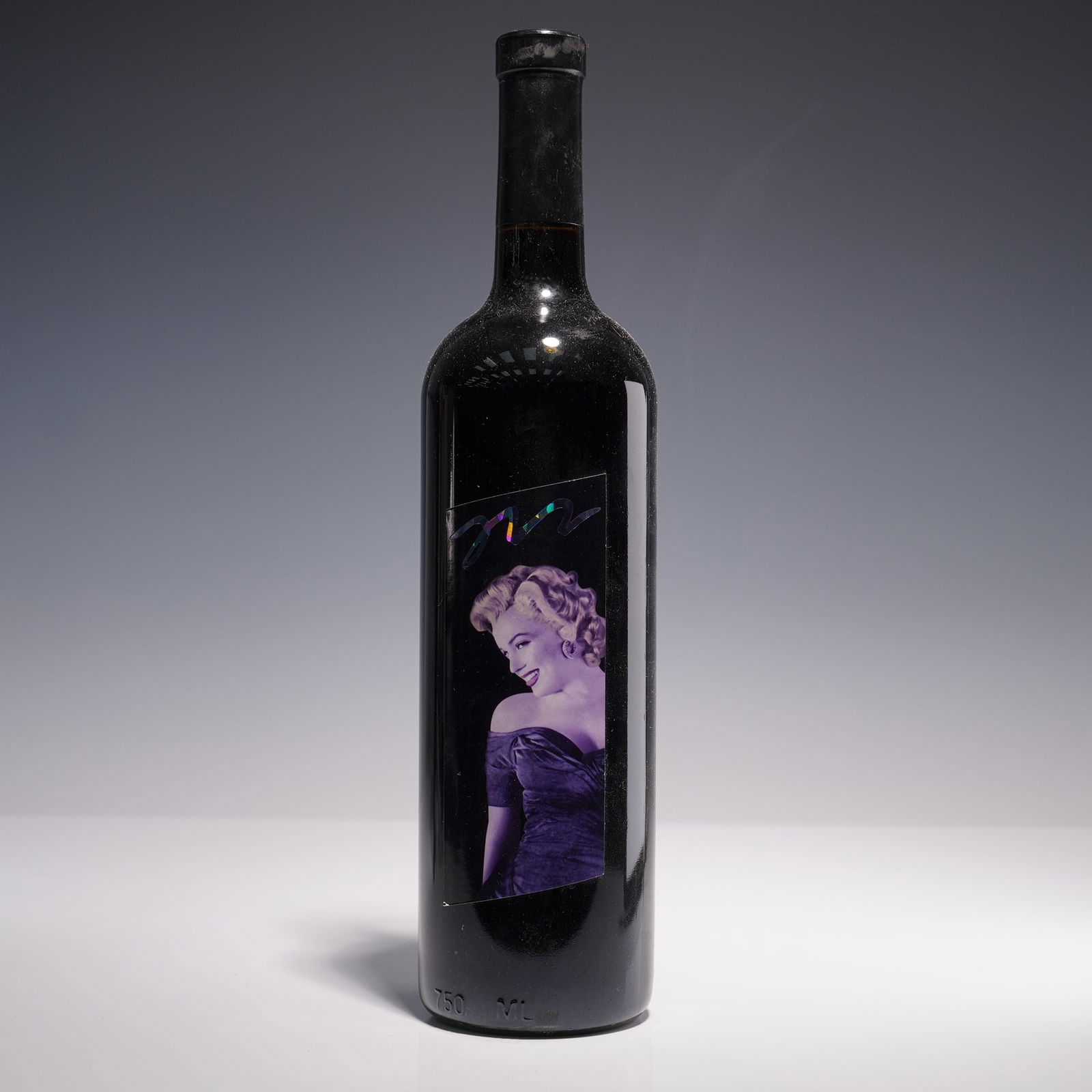 2008 Marilyn Merlot, Napa Valley 750ml Wine Bottle: A collectible 2008 vintage Marilyn Merlot red wine, produced and bottled by Nova Wines in Napa Valley, California. This 750ml bottle features a glamorous image of Marilyn Monroe in a purple off-the-sh