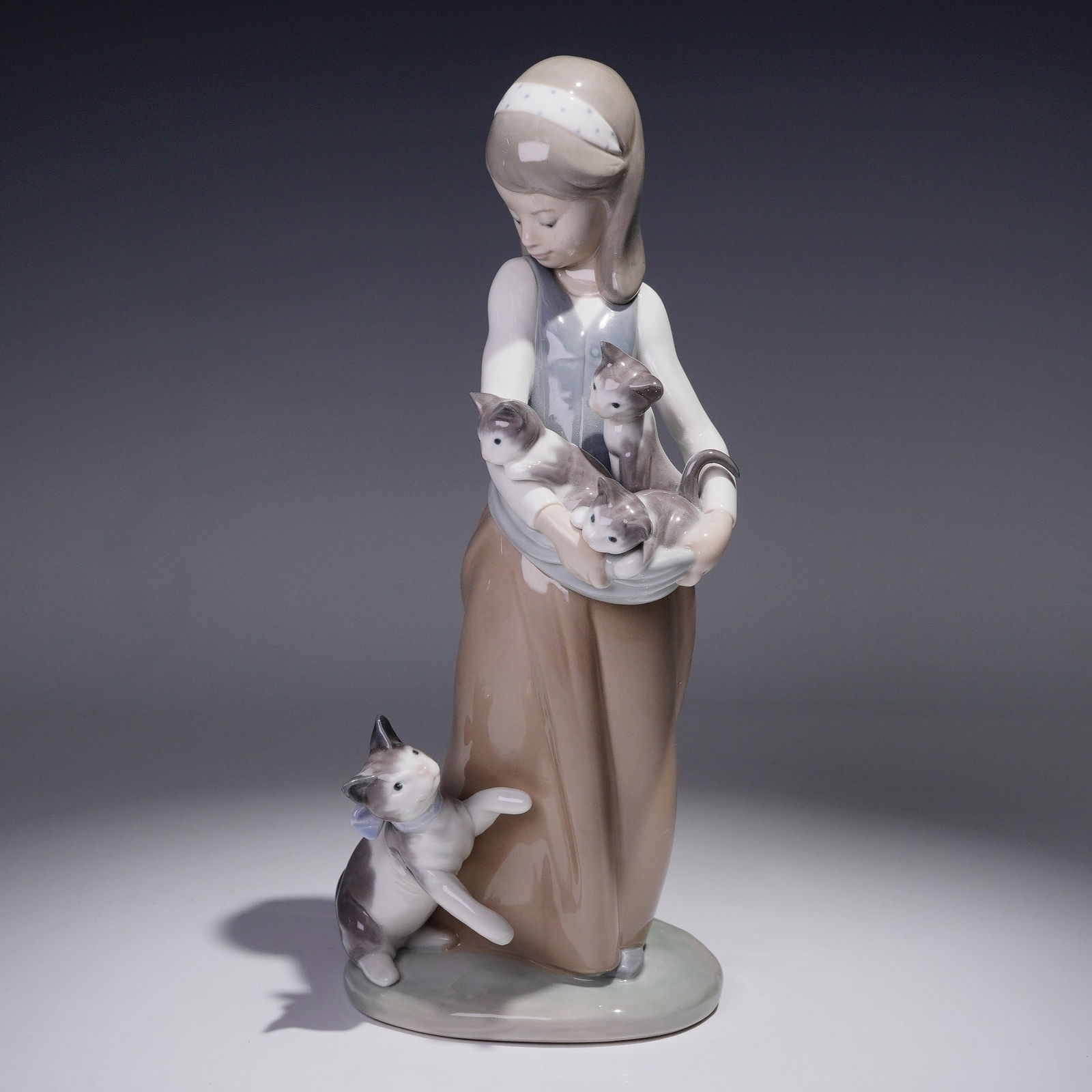 Lladro Porcelain Figurine, Girl With Cats 1001309 (1 of 5)