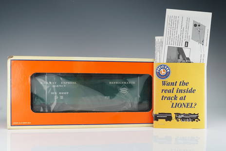 Lionel O Gauge Boxcar, Railway Express Agency 6267, with Box: This Lionel Railway Express Agency 6267 boxcar features a deep green body with white stenciling, denoting it as a refrigerator car from the Railway Express Agency. Built in 1999 by Lionel, this model