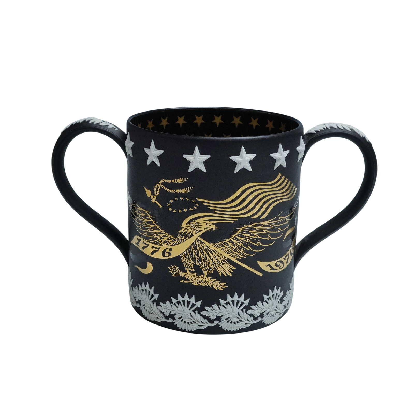 Wedgwood Black Jasperware American Bicentennial Loving Cup, Limited Edition: A Wedgwood black jasperware loving cup commemorating the American Bicentennial of 1976, designed by Richard Guyatt. The striking matte black body is decorated in relief with a gilded American eagle cl