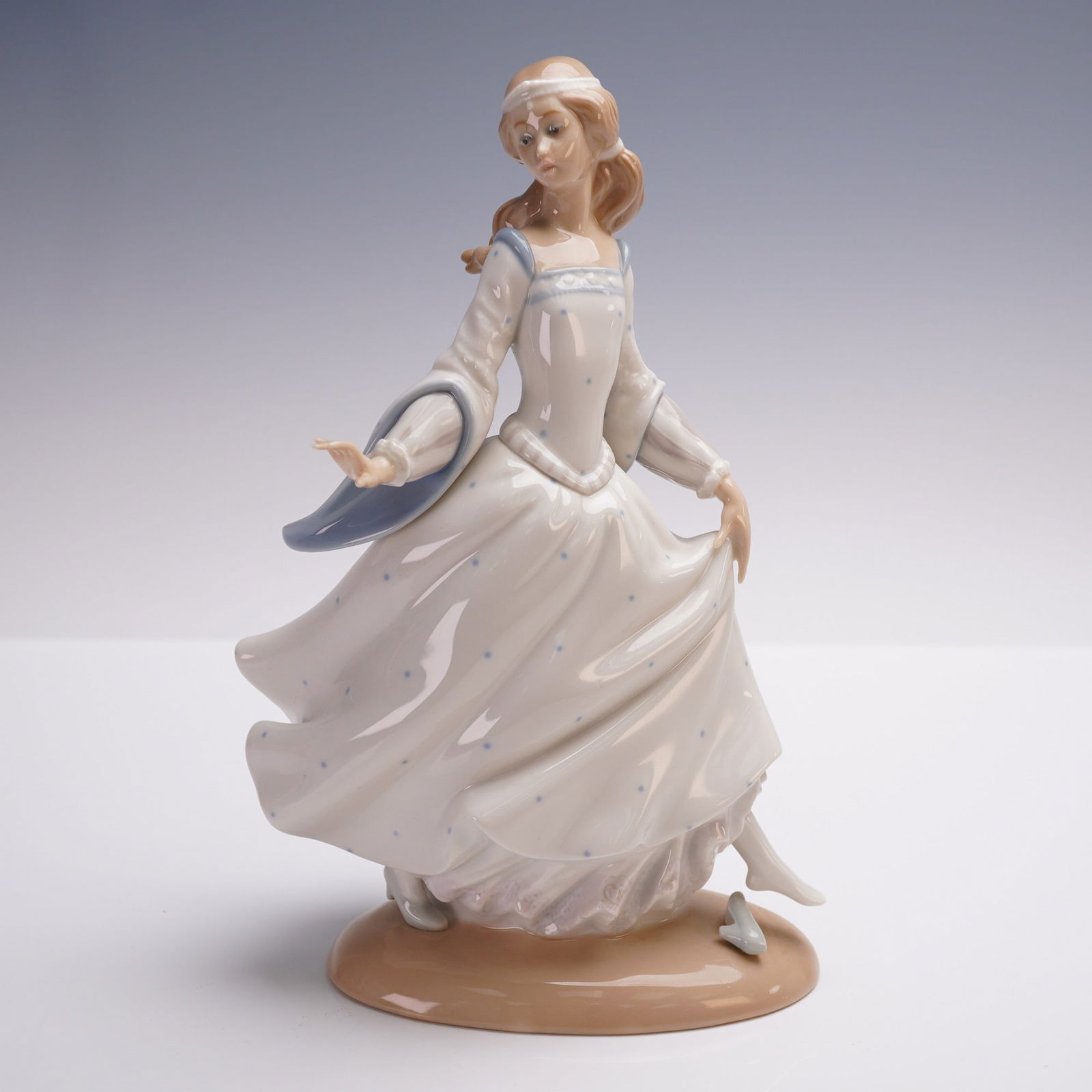 Lladro Porcelain Figurine, Cinderella 1004828 (1 of 4)