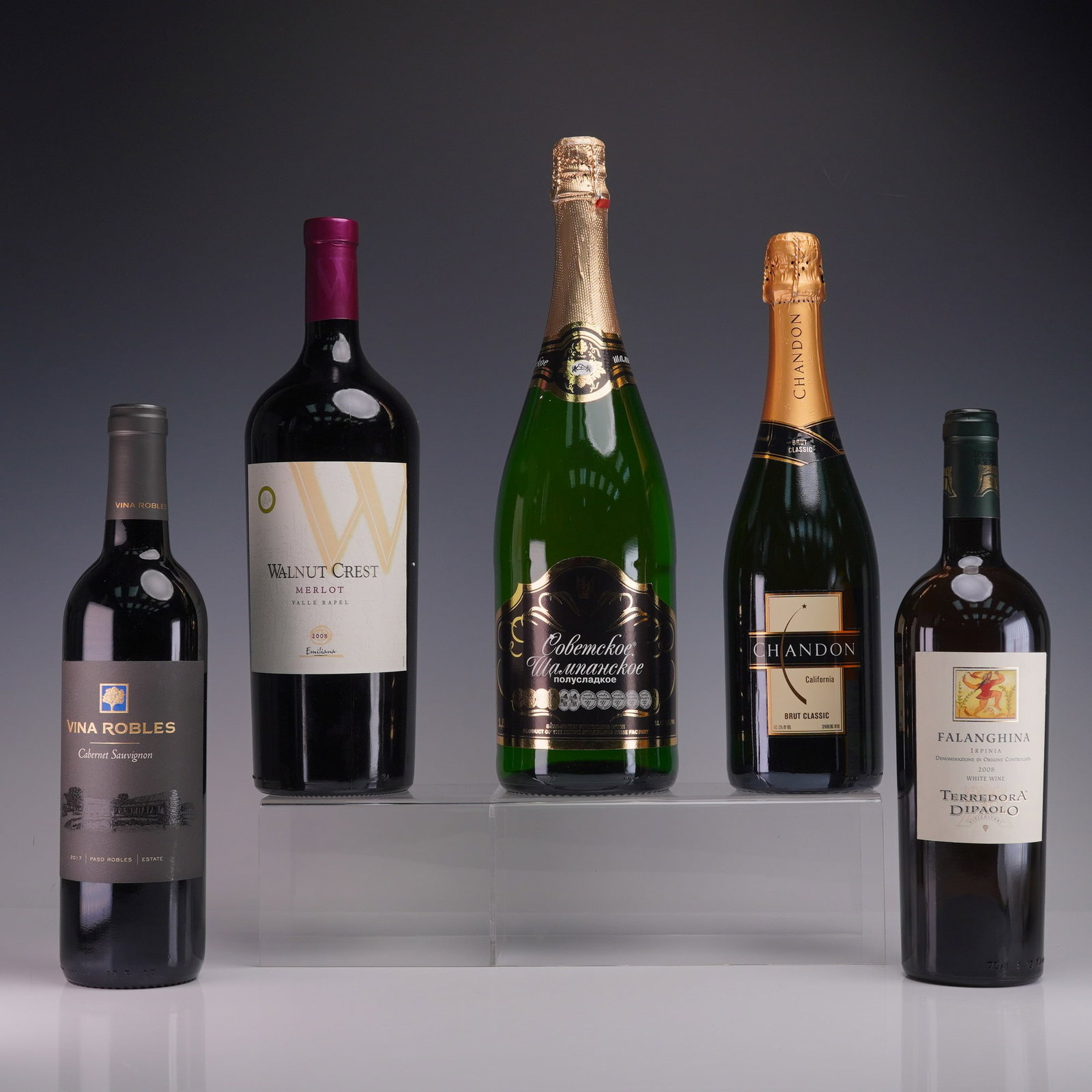 5pc Wine and Champagne Bottle Lot Chandon Walnut Crest Vina Robles: This 5-bottle wine and sparkling lot features a variety of still and sparkling selections from domestic and international producers. Includes a 750ml bottle of Vina Robles Cabernet Sauvignon (Paso Rob