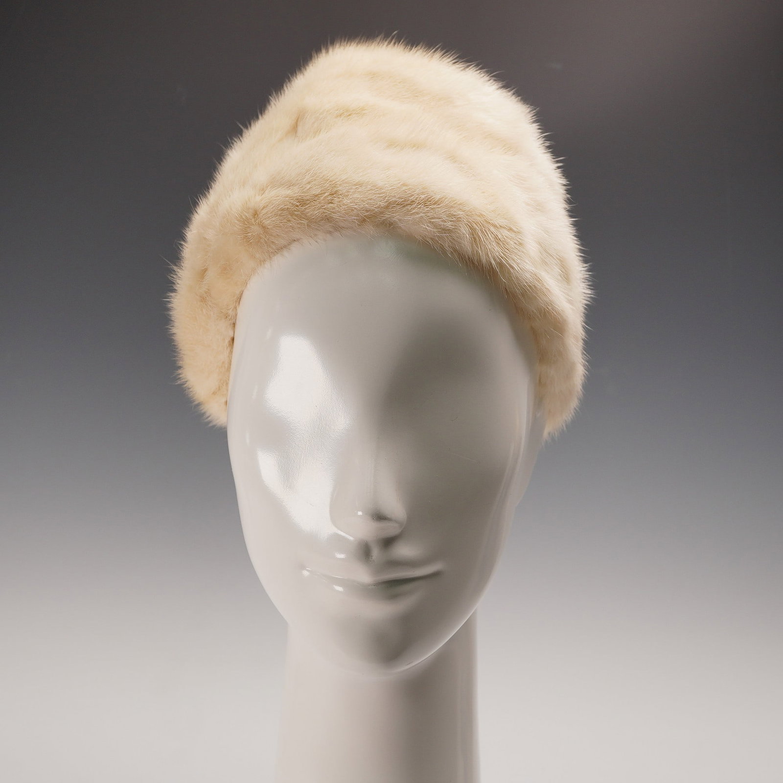 Vintage Mink Fur Hat Light Blonde 1960s: Vintage ladies' winter hat made of soft natural mink fur in a pale blonde shade, dating to the 1960s. The classic pillbox style has a rounded crown and is fully lined with satin and grosgrain ribbon. 