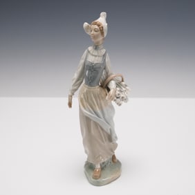 Lladro Porcelain Figurine Dutch Girl 01004860