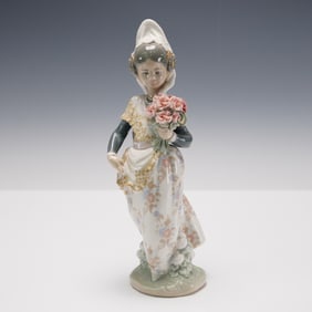 Lladro Porcelain Figurine Valencian Lady 01001304