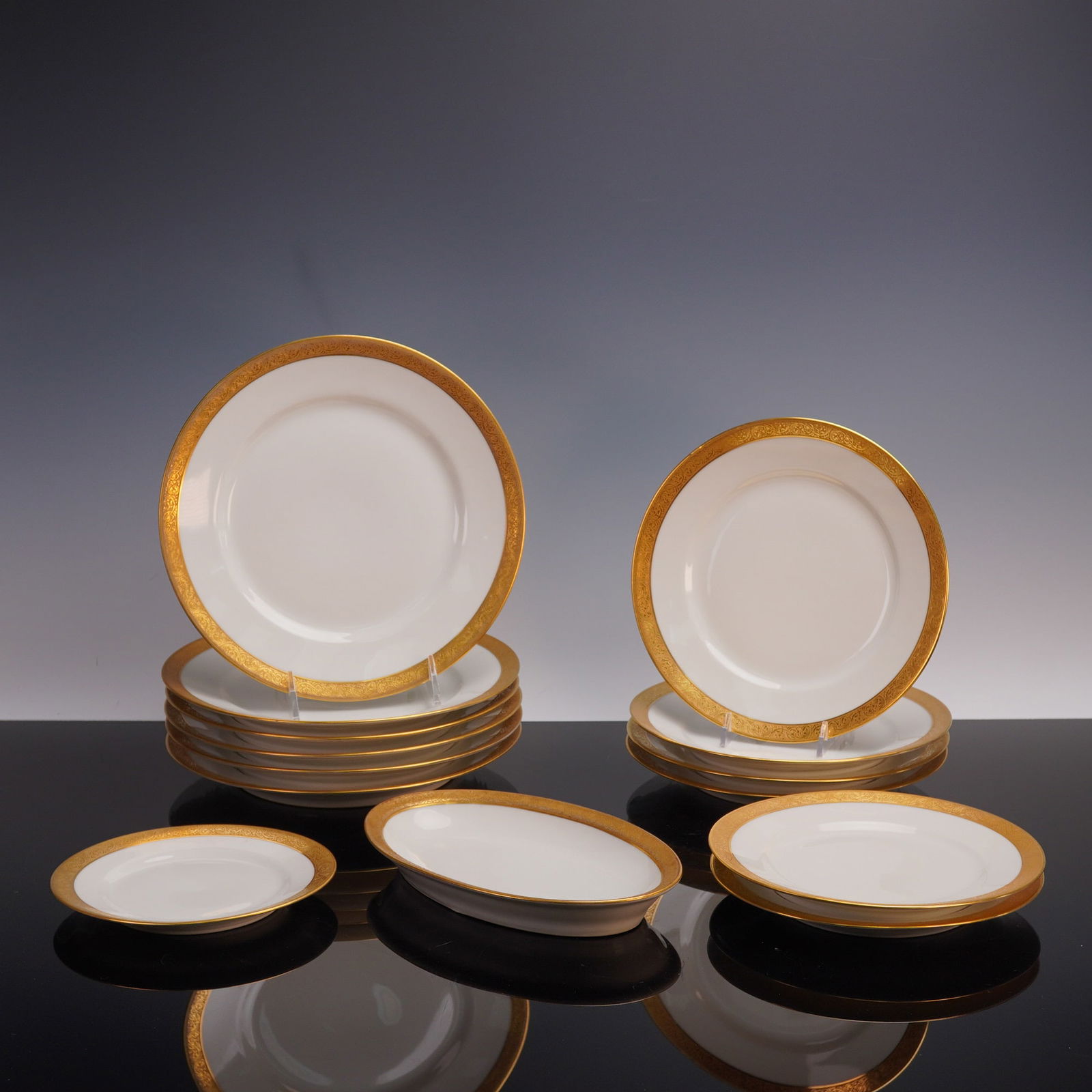 14pc Theodore Haviland Limoges France Gold Encrusted Porcelain Dinnerware: Elegant Theodore Haviland Limoges France porcelain dinnerware set, featuring a classic white ground with a richly detailed gold encrusted border. The set comprises one oval plate (9"), six dinner plat