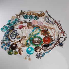 33pc Mixed Costume Jewelry Lot Beads Shells Pendants