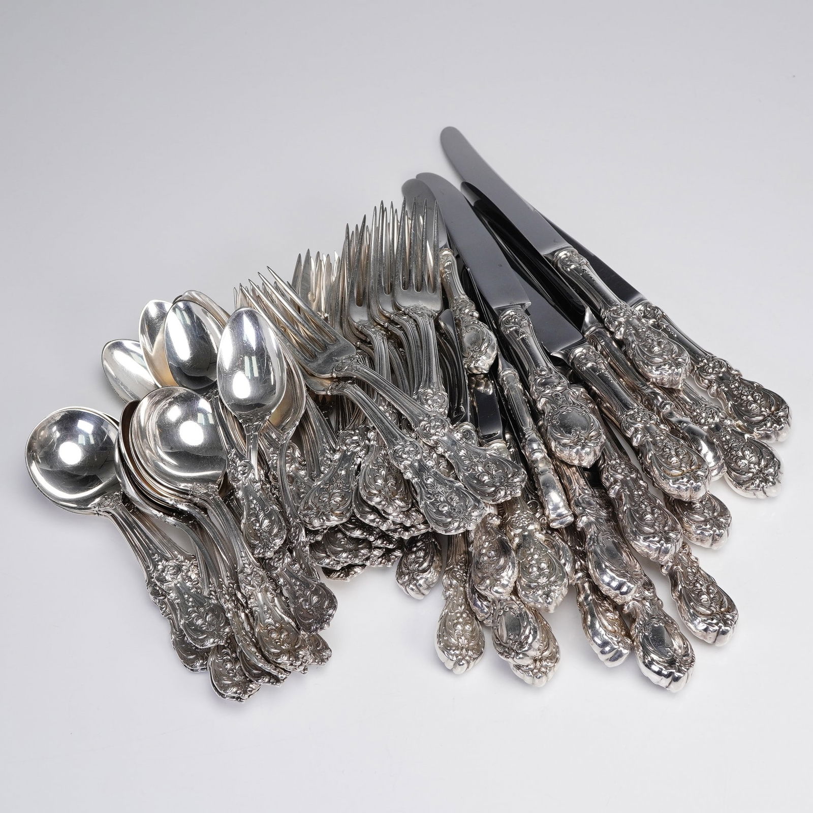 72pc Reed & Barton Sterling Silver Flatware, Francis I Pattern: A substantial 72 piece set of Reed & Barton sterling silver flatware in the celebrated Francis I pattern. The set includes 5 modern handle butter spreaders with stainless blades, 7 hollow handle paddl