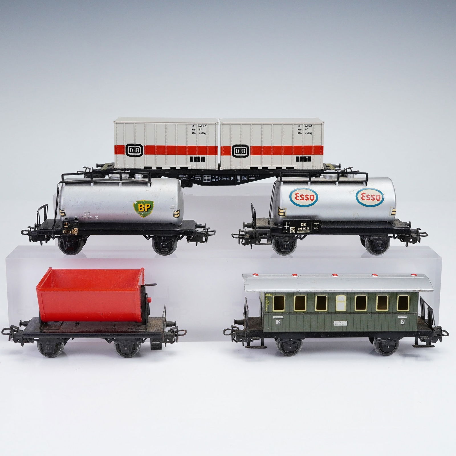 5pc Marklin HO Scale Train Set: A five-piece Marklin HO Scale train set including one container car HO 4664 with dual cart containers, one tank wagon HO 4900, one Kessel wagen HO 4501, one dump car HO 4513, and one passenger car HO