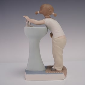 Lladro Porcelain Figurine, Clean Up Time 1014838