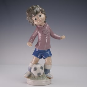Lladro Porcelain Figurine, Sport Billy Football Player 1005135
