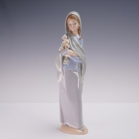 Lladro Porcelain Figurine, Girl with Calla Lilies 1004650
