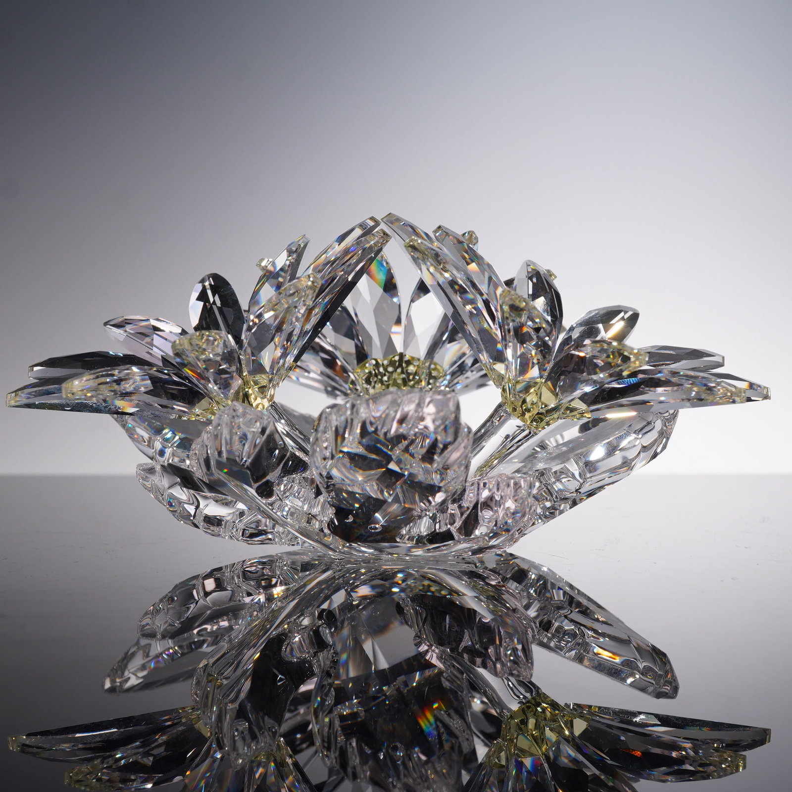 Swarovski Crystal Figurine, Maxi Flower Arrangement, 252976: This exquisite Swarovski Crystal Figurine, titled Maxi Flower Arrangement (item number 252976), is a striking example of the brand's renowned precision-cut crystal craftsmanship. The intricate design 