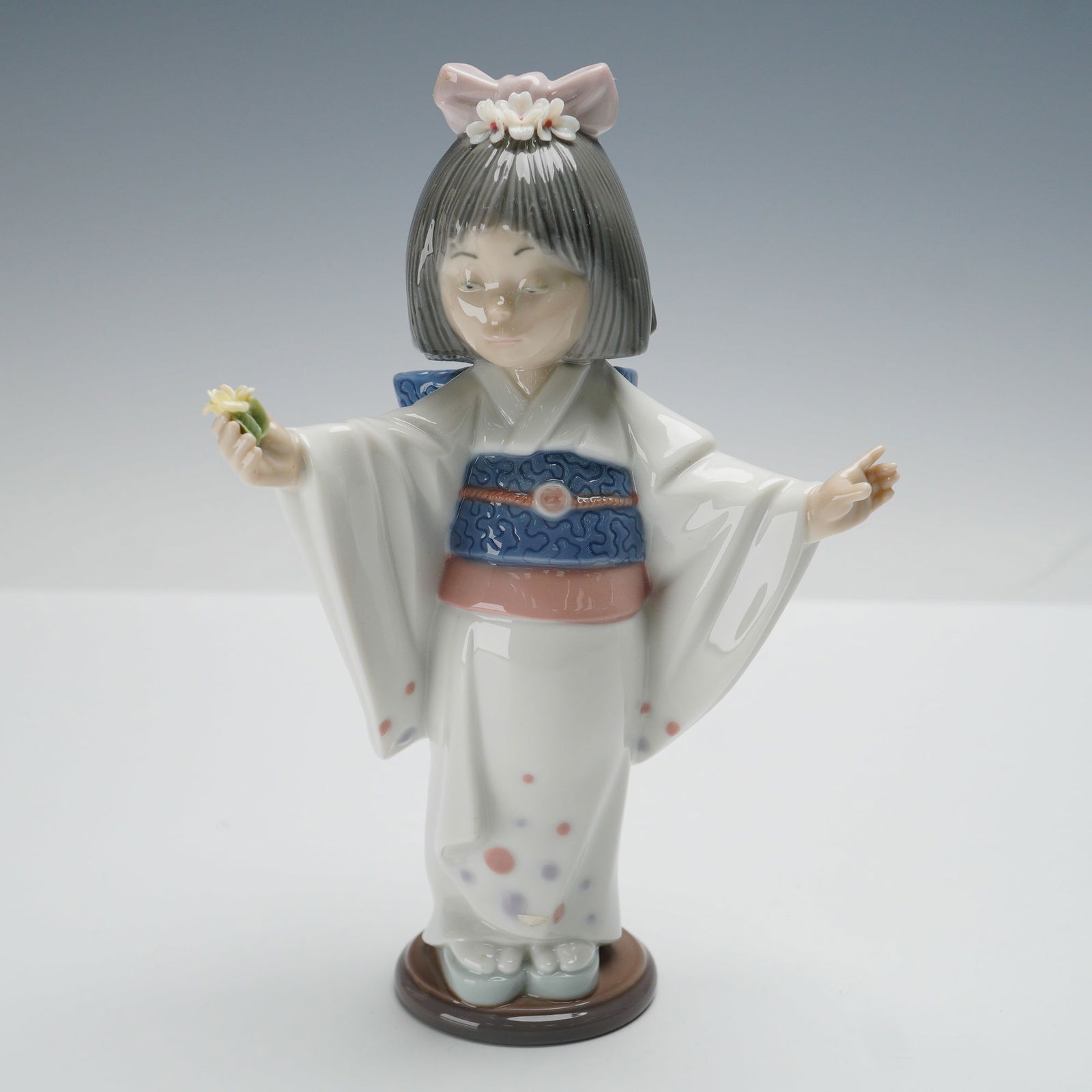 Lladro Figurine, Flower Gazer 1006152 (1 of 4)