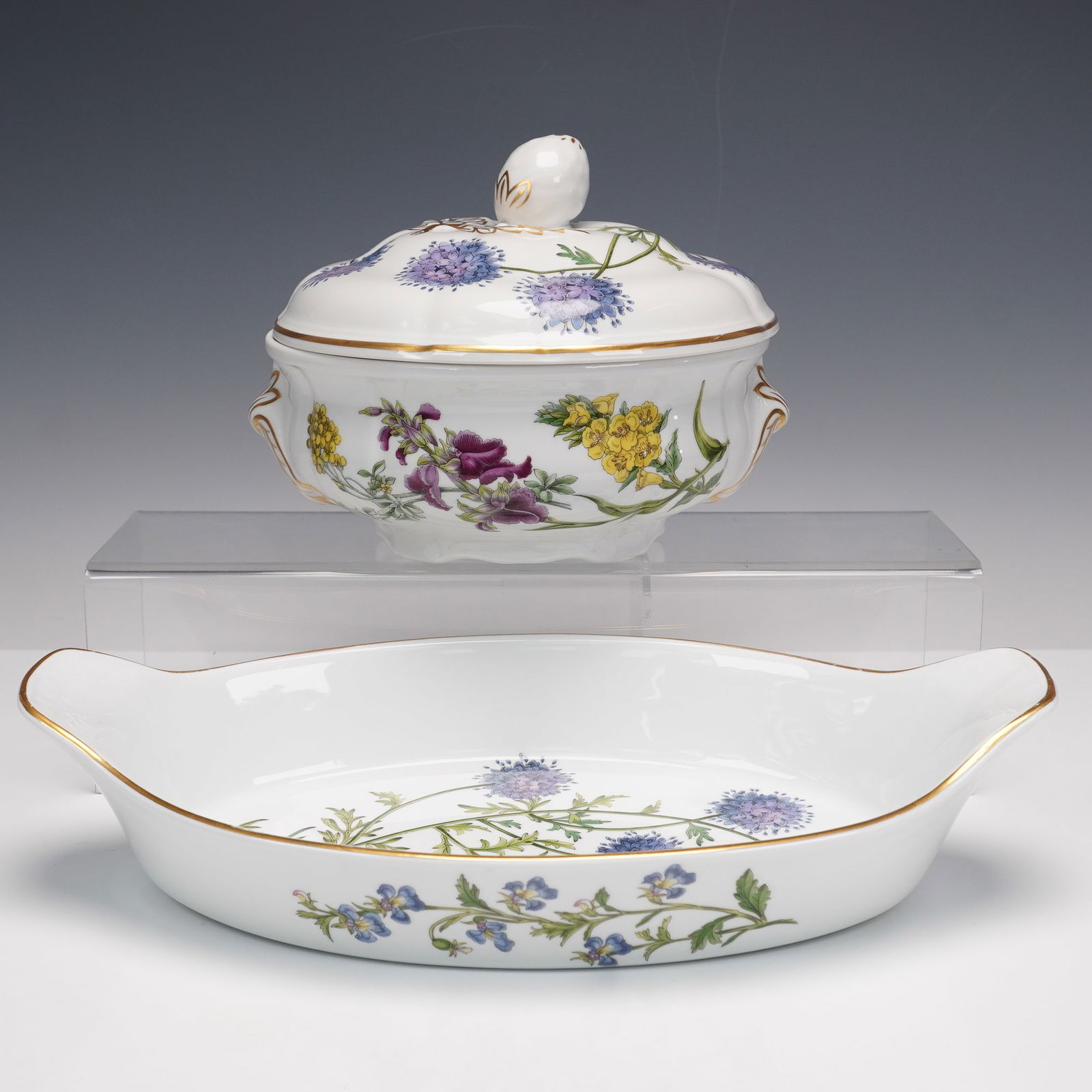 3pc Spode Stafford Flowers Round Covered Casserole and Au Gratin Di: Attractive 3-piece porcelain serveware set from Spode's Stafford Flowers collection, including a 1.5 quart round oven-to-table covered casserole with matching au gratin dish. Each piece is decorated w