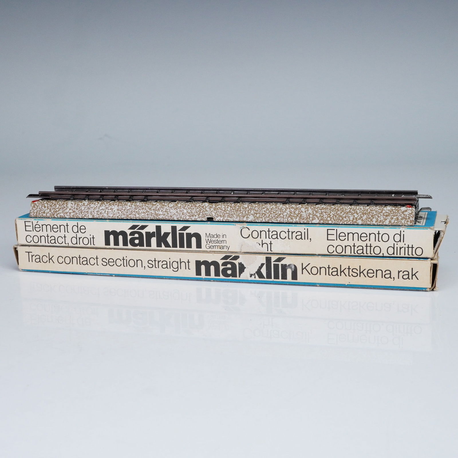 2pc Vintage Marklin HO 5115 Straight Track Contact Sections: Up for auction are two vintage Marklin HO scale straight track contact sections, model number 5115, complete in their original boxes. These German-made pieces are classic components of the Marklin M-t