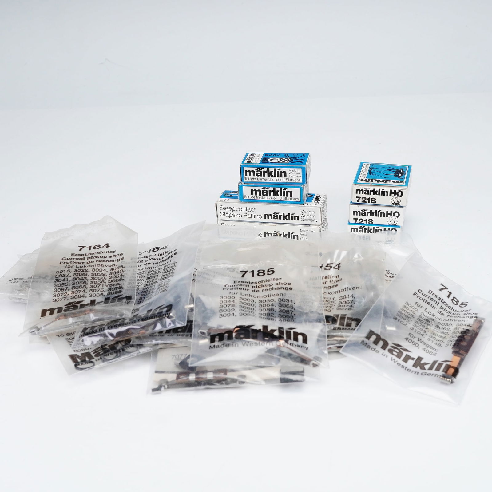 25pc Vintage Marklin HO Model Train Parts, Current Pickup Shoes, Pantograph: This lot features a collection of 25 genuine Marklin HO scale model train parts, perfect for collectors, hobbyists, and layout enthusiasts. Included are three Marklin 7218 pantographs in their origina