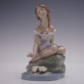 Lladro Porcelain Figurine, Reflections of Helena 01007706