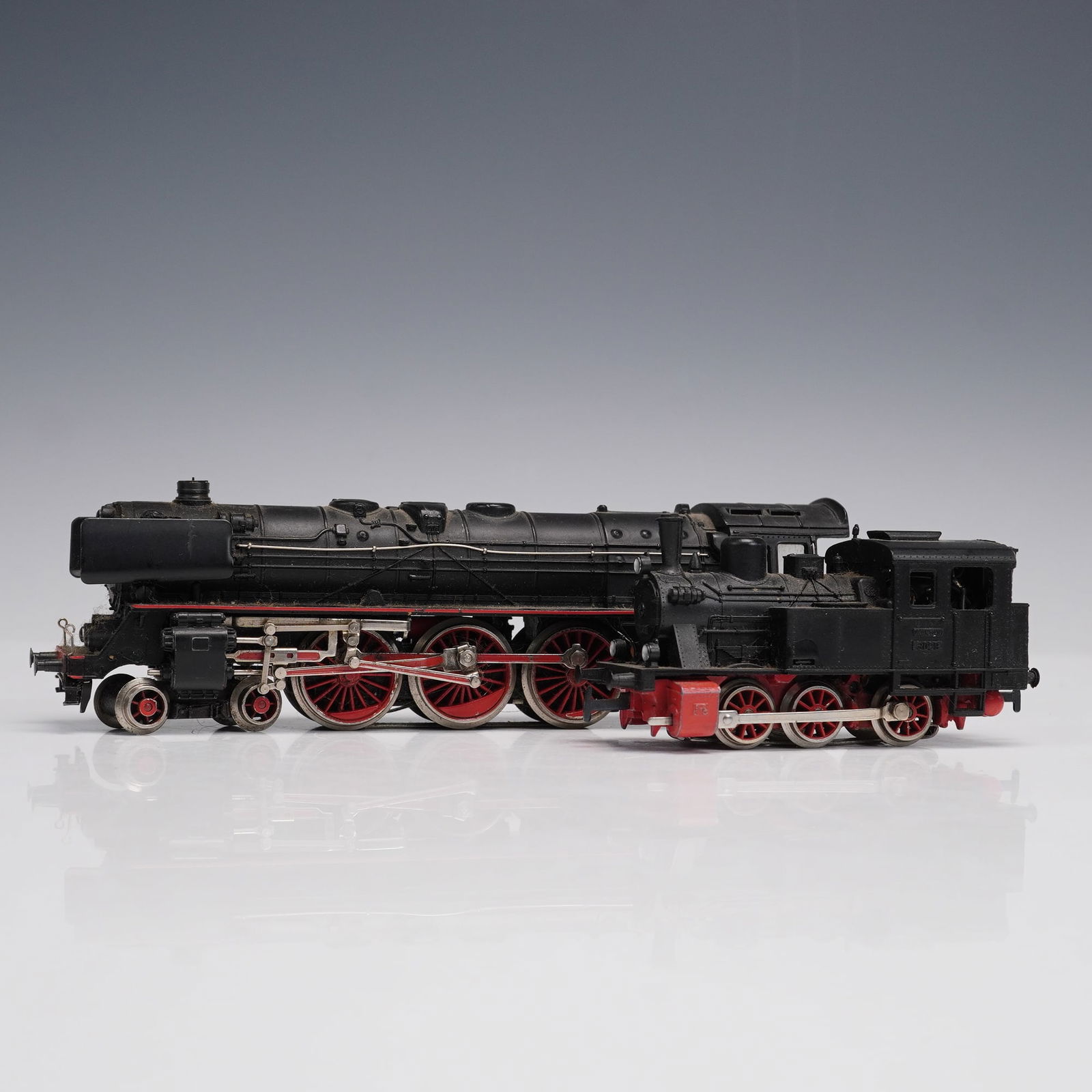 2pc Marklin HO Gauge Steam Locomotive: Set of Marklin HO gauge German steam locomotives with black bodies and red undercarriages, each with fine mechanical detailing and original construction. Marked Marklin, Made in Western Germany to und