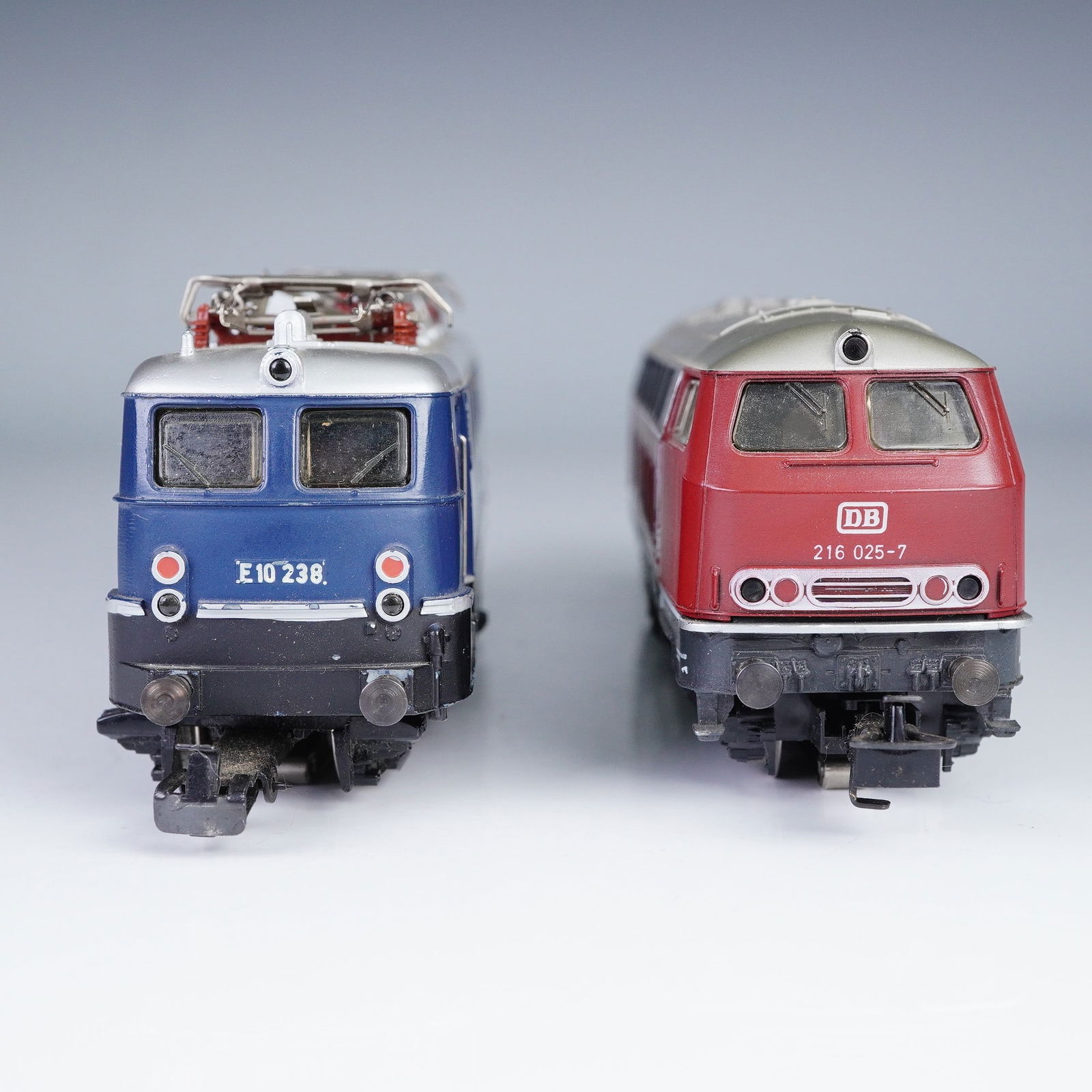 2pc Vintage Marklin HO Scale German Locomotives: This lot features two vintage HO scale German locomotives, both finely detailed models representing Deutsche Bundesbahn engines from the mid-20th century. The first locomotive is the blue and silver D
