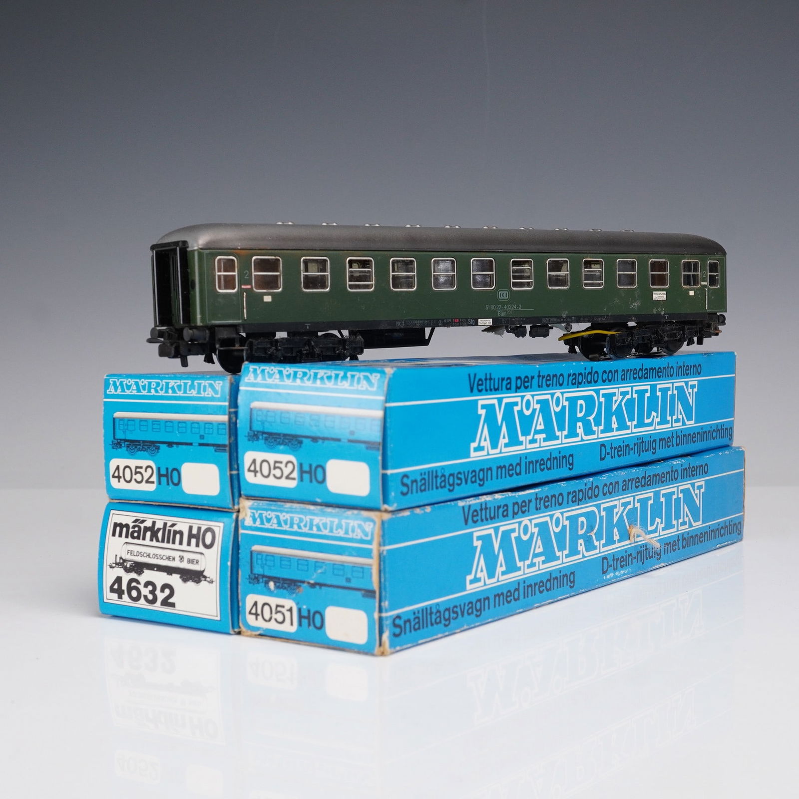 Marklin HO 4-Pc Train Lot- 3 Express Coaches with Interior and 1 Beer Car (1 of 9)