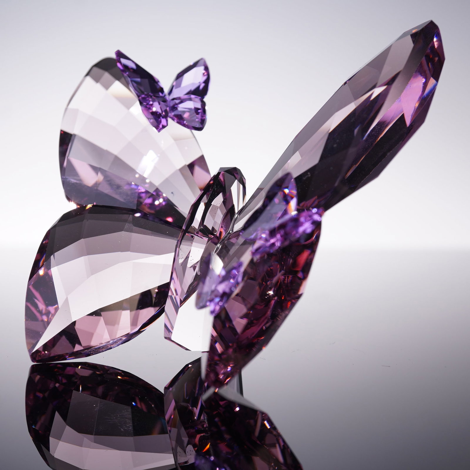 Swarovski Crystal Figurine Brilliant Butterfly Violet 1183941: Swarovski crystal figurine Brilliant Butterfly Violet, designed by Elisabeth Adamer. The large butterfly is crafted in shimmering Light Amethyst crystal, while the smaller butterfly sparkles in Violet