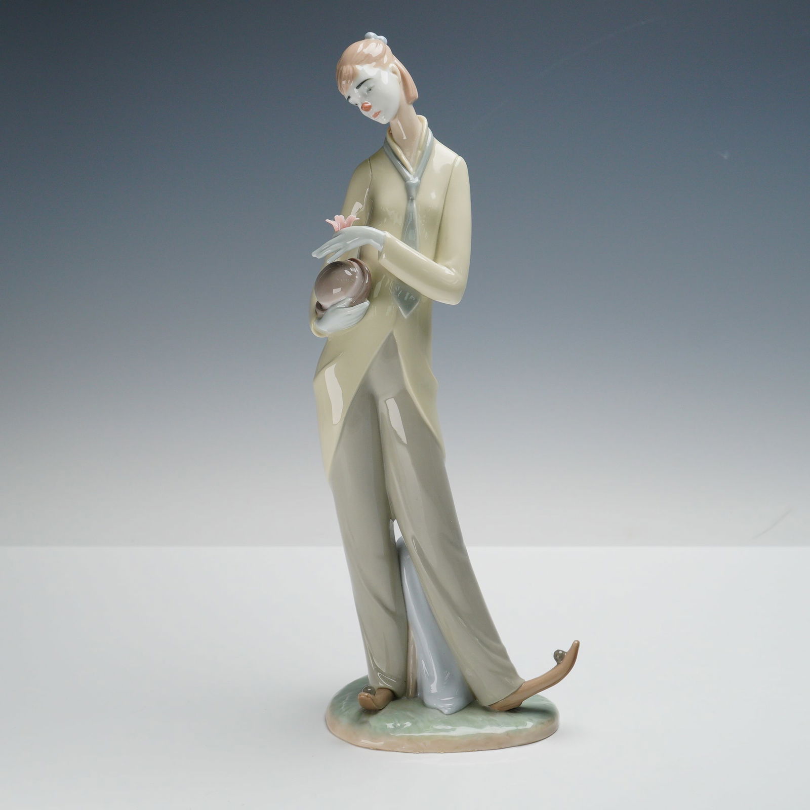 Lladro Porcelain Figurine, Romantic Clown 1008055 (1 of 3)