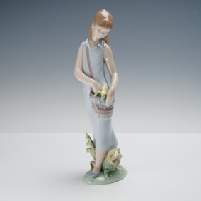 Lladro Porcelain Figurine, Tulip Garden 1007712