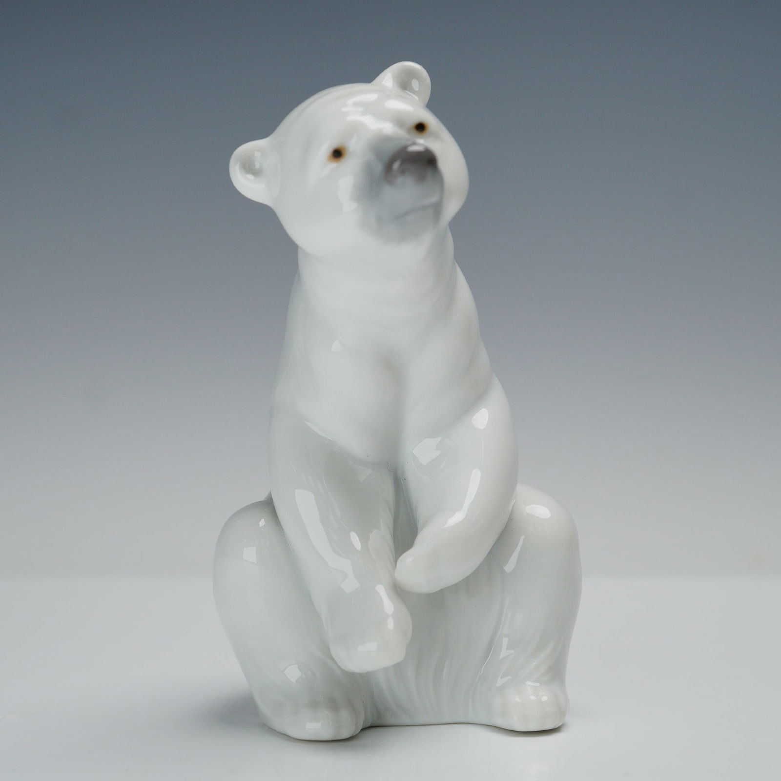 Lladro Porcelain Figurine, Resting Polar Bear 1001208 (1 of 5)