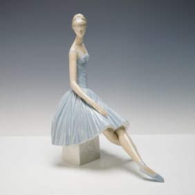 Lladro Porcelain Figurine, Waiting Backstage 1004559