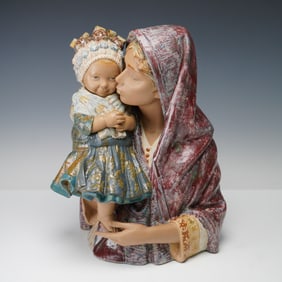 Lladro Porcelain Sculpture, Mother Kiss 1011329