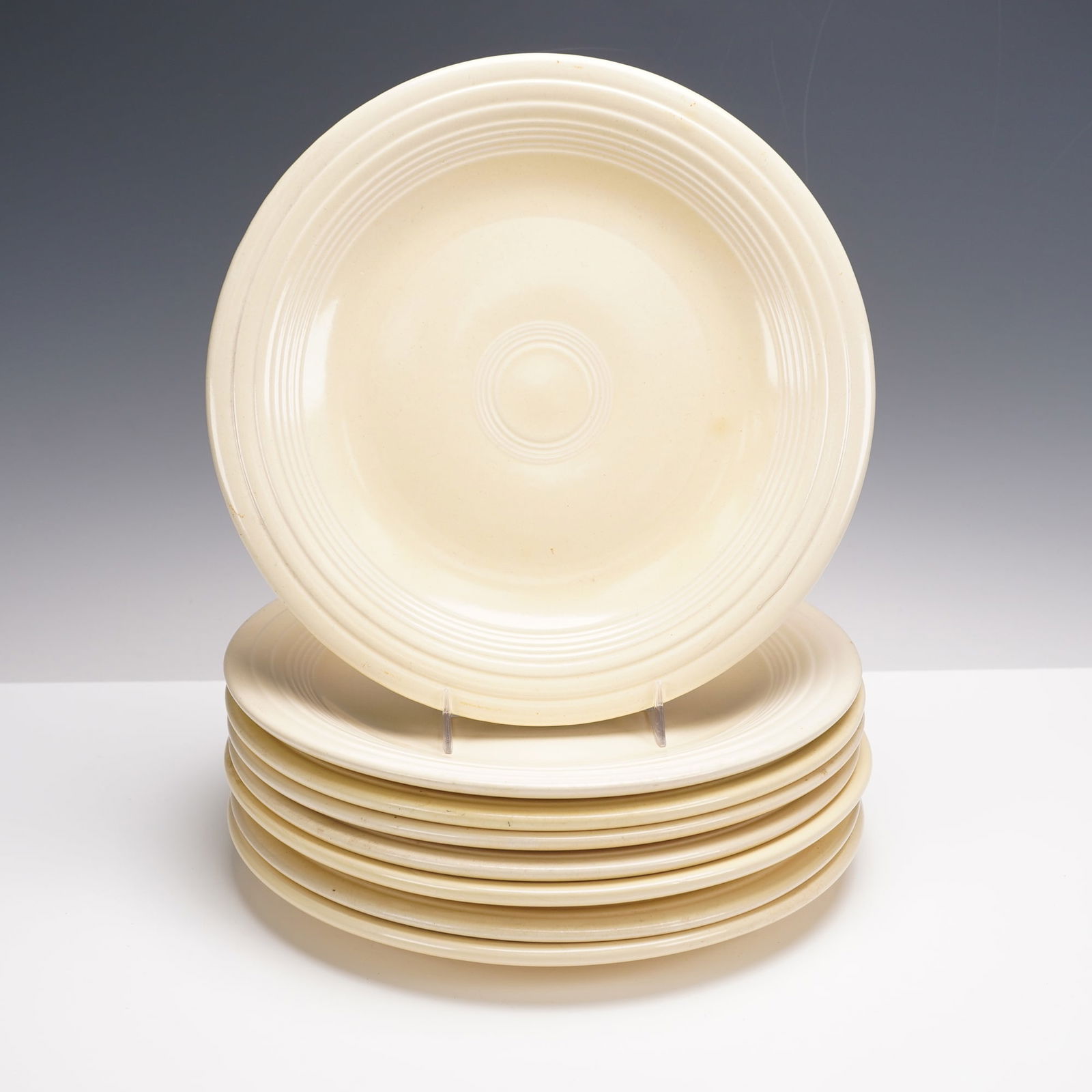 6pc Homer Laughlin Fiesta Ivory Dinner Plates: A classic set of six Homer Laughlin Fiesta dinner plates in the timeless ivory glaze. Featuring the iconic concentric ring design that has made Fiesta one of the most beloved and collectible dinnerwar