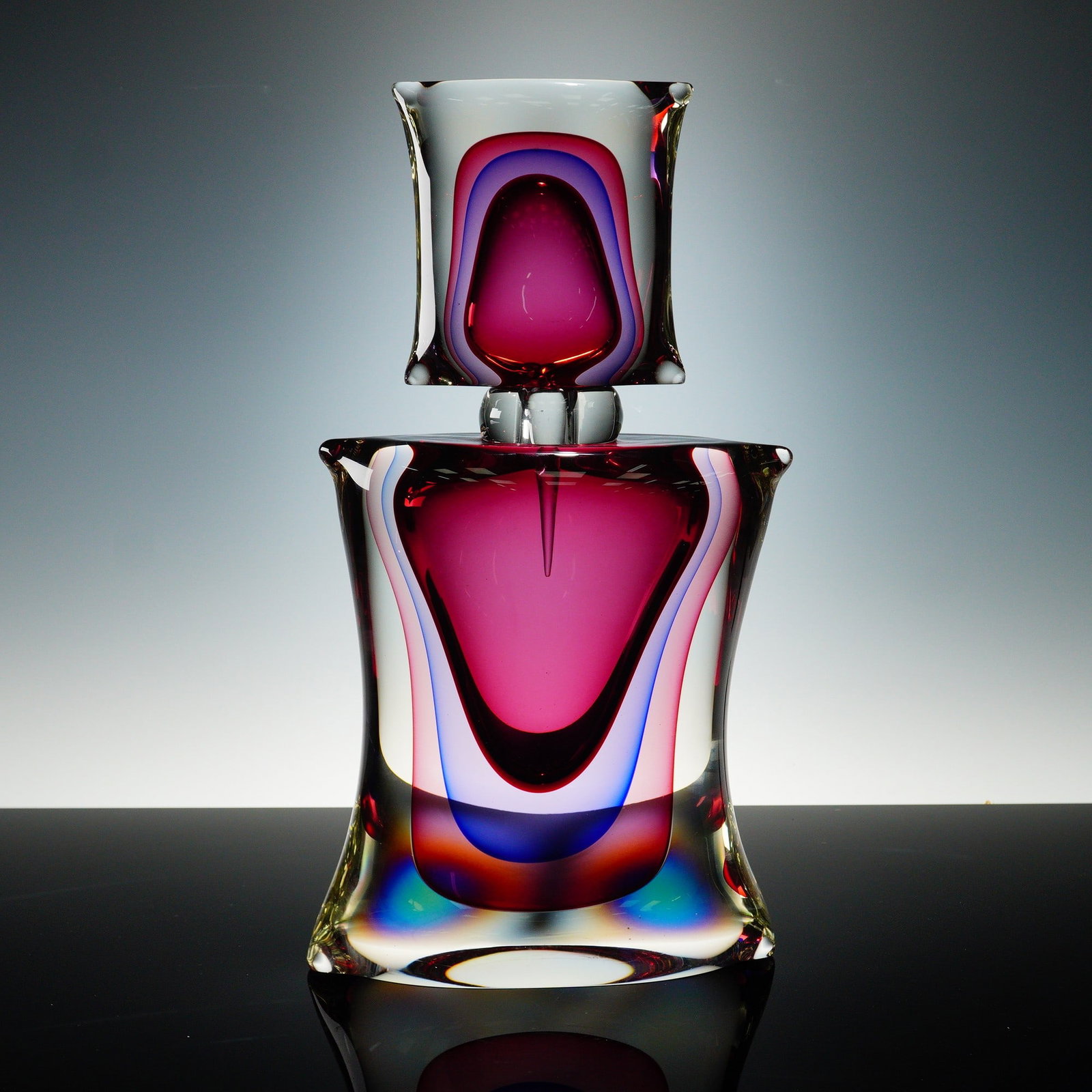 Luigi Onesto Murano Sommerso Glass Decanter with Stopper: A striking Murano Sommerso art glass decanter bottle with matching stopper, attributed to master glassmaker Luigi Onesto. This piece features bold layers of cranberry, violet, and blue encased in clea