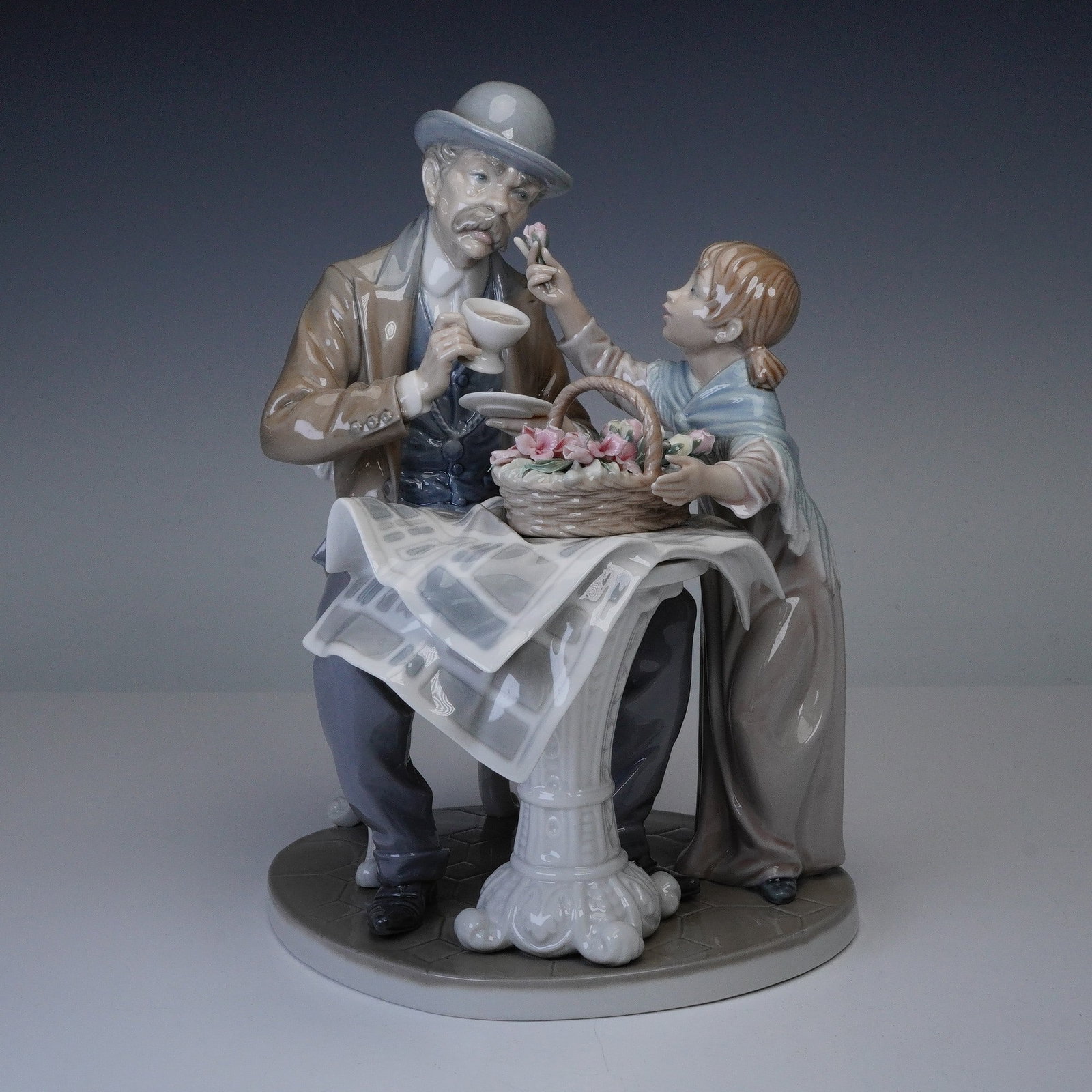 Lladro Porcelain Figurine, Little Flower Seller 1005082 (1 of 5)